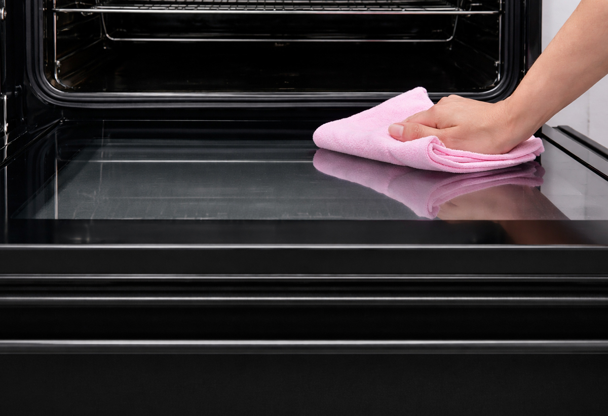 Απεικονίζεται καθαρισμός του τζαμιού με πανί.